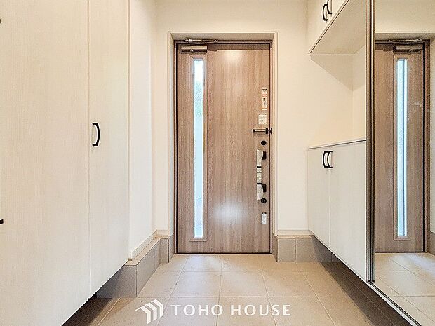 明るく開放感のある玄関。居住者の帰り、訪れる方を優しく迎えてくれます。