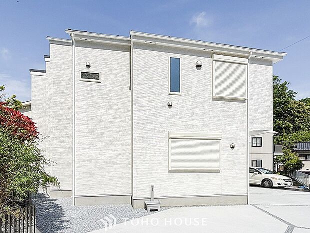 住む人を映し出す洗練された佇まいは、いつまでも輝き続けながらいつしか街の風景に溶け込んでいきます。