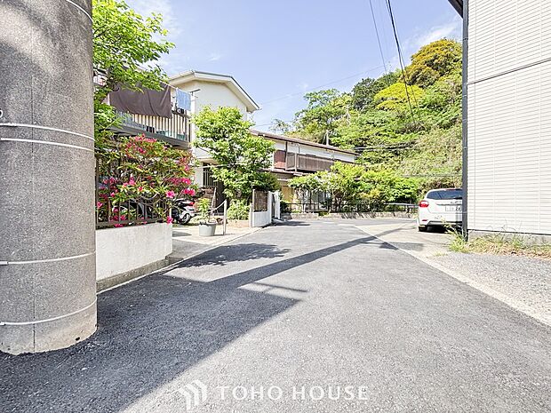 前面道路含む現地写真『快適』は「家」と「街」と「環境」が調和した時に訪れるだと改めて感じさせてくれます。