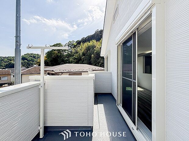 暮らしの中で光と風を演出してくれるバルコニー。