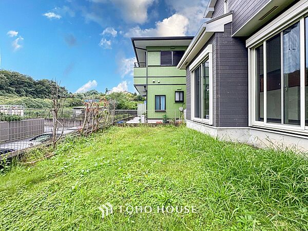 住む人を映し出す洗練された佇まいは、いつまでも輝き続けながらいつしか街の風景に溶け込んでいきます。