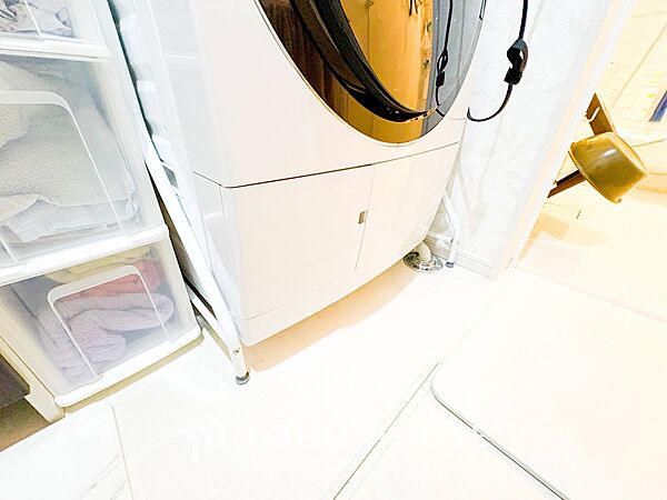 洗濯機を配置しても十分なスペースを確保しております。