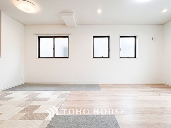 ここにはみんなが集い、食事と楽しい会話が始まるスペース。※AIで家具を消しています