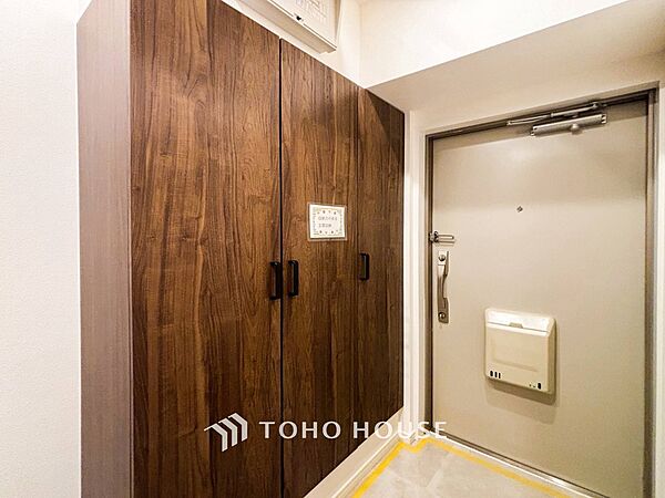 居住者の帰り、訪れる方を優しく迎えてくれる開放感のある玄関。