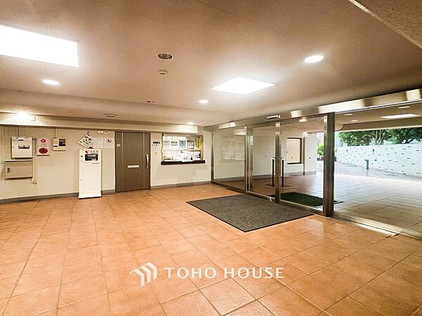 光あふれる開放感あるロビーは上質で洗練された空間。