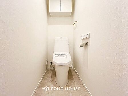 トイレはシンプルにホワイトで統一した温水洗浄付です。