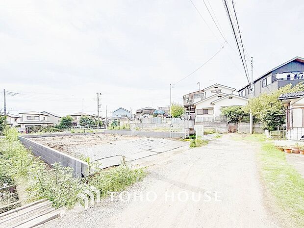 前面道路含む現地写真『快適』は「家」と「街」と「環境」が調和した時に訪れるだと改めて感じさせてくれます。