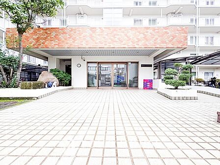 光あふれる開放感あるエントランスは上質で洗練された空間。