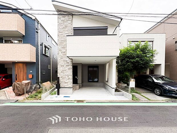 住む人や訪れる人やさしくエスコートする玄関アプローチ。