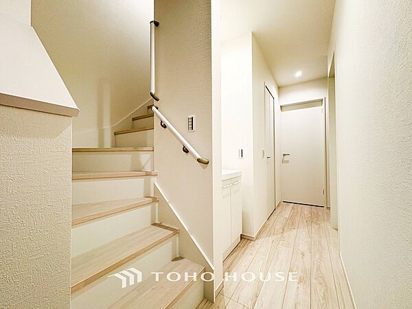 上質感漂う廊下。居住者の帰り、訪れる方を優しく迎え安らぎに満ちた生活空間を予感させます。