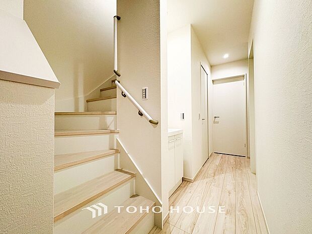 上質感漂う廊下。居住者の帰り、訪れる方を優しく迎え安らぎに満ちた生活空間を予感させます。