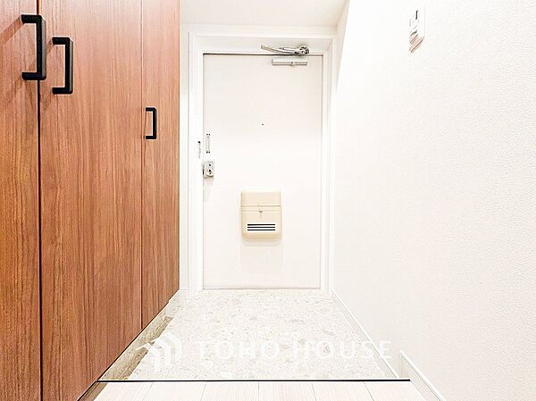 居住者の帰り、訪れる方を優しく迎えてくれる開放感のある玄関。
