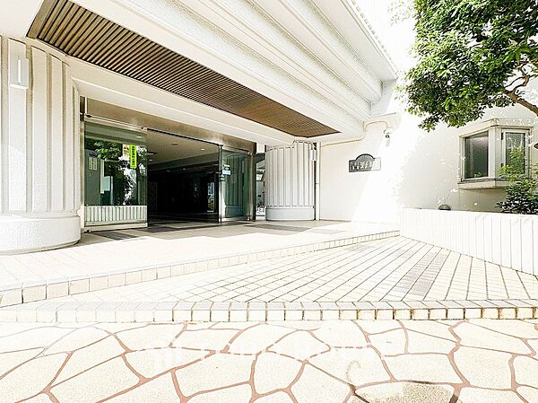 住まう誇らしさと安心感を演出する落ち着いた雰囲気のエントランス。