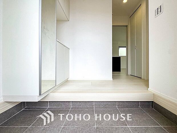 居住者の帰り、訪れる方を優しく迎えてくれる開放感のある玄関。