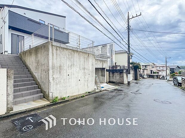 前面道路含む現地写真『快適』は「家」と「街」と「環境」が調和した時に訪れるだと改めて感じさせてくれます。