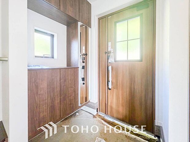 ウッディな自然の香りがしそうな玄関は住む人の優しさを滲ませています。
