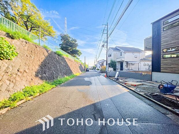 前面道路含む現地写真『快適』は「家」と「街」と「環境」が調和した時に訪れるだと改めて感じさせてくれます。