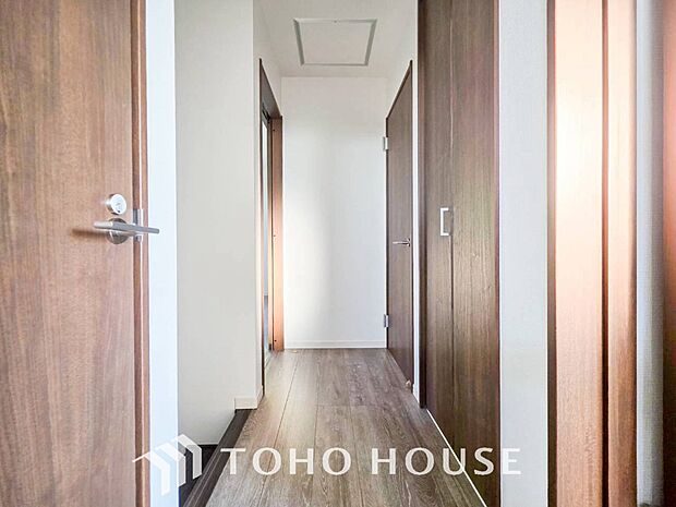 上質感漂う廊下。居住者の帰り、訪れる方を優しく迎え安らぎに満ちた生活空間を予感させます。