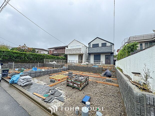 爽やかな青空の下に贅沢なほどに降り注ぐ陽光、豊かな居住性と、クオリティが見事に調和した住空間。