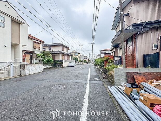 前面道路含む現地写真『快適』は「家」と「街」と「環境」が調和した時に訪れるだと改めて感じさせてくれます。