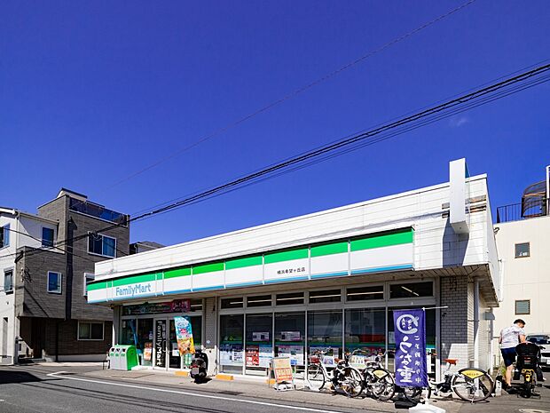 便利な24時間営業。駐車場もあります。
