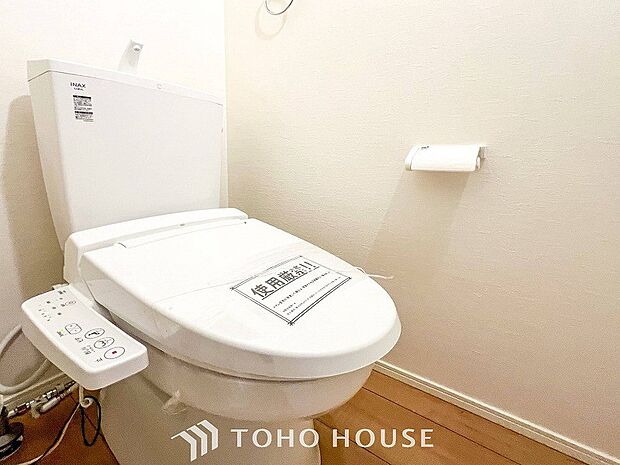 トイレはシンプルにホワイトで統一した温水洗浄付です。