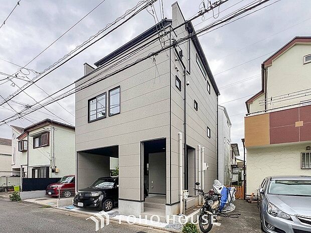 住む人を映し出す洗練された佇まいは、いつまでも輝き続けながらいつしか街の風景に溶け込んでいきます。