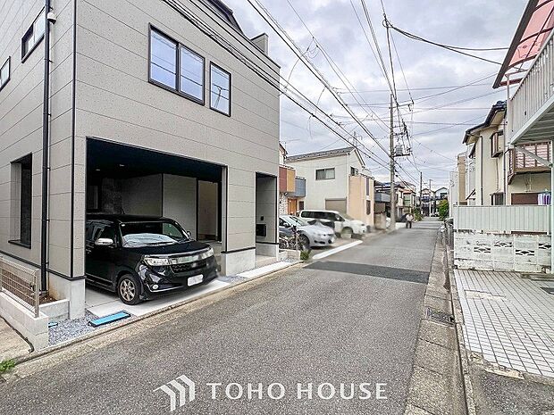 前面道路含む現地写真『快適』は「家」と「街」と「環境」が調和した時に訪れるだと改めて感じさせてくれます。