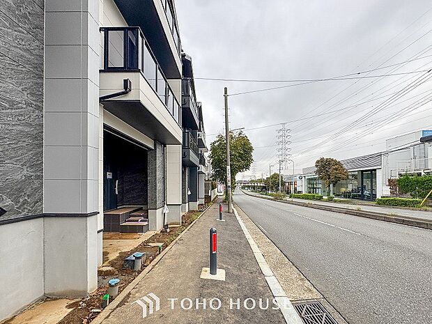 前面道路含む現地写真『快適』は「家」と「街」と「環境」が調和した時に訪れるだと改めて感じさせてくれます。