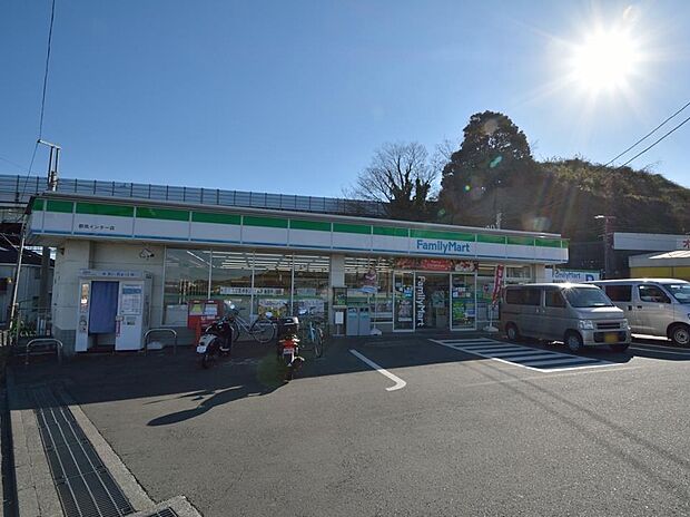 24時間営業ですので、急な買い物に便利です。駐車場もあります。