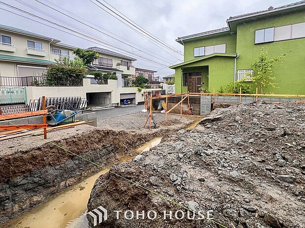 閑静な住宅街の一角、ひと時のくつろぎが生まれ、ゆっくりと愛着が育まれていきます。