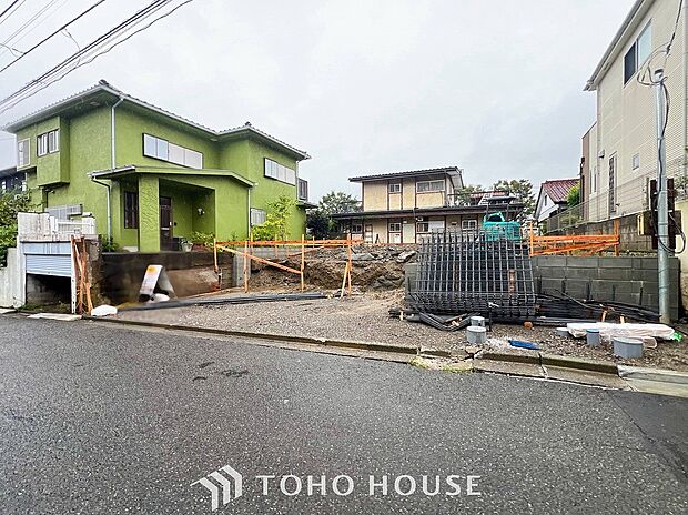閑静な住宅街の一角、ひと時のくつろぎが生まれ、ゆっくりと愛着が育まれていきます。