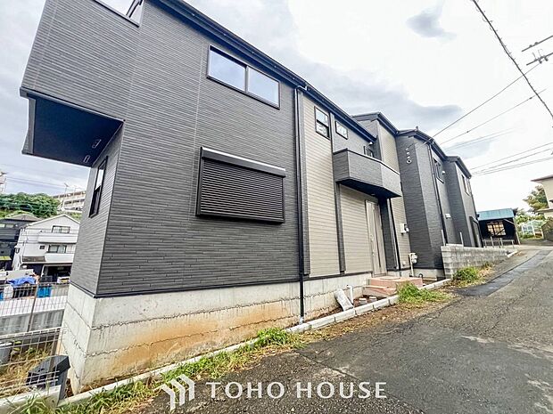 住む人を映し出す洗練された佇まいは、いつまでも輝き続けながらいつしか街の風景に溶け込んでいきます。