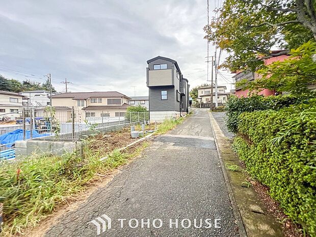 前面道路含む現地写真『快適』は「家」と「街」と「環境」が調和した時に訪れるだと改めて感じさせてくれます。