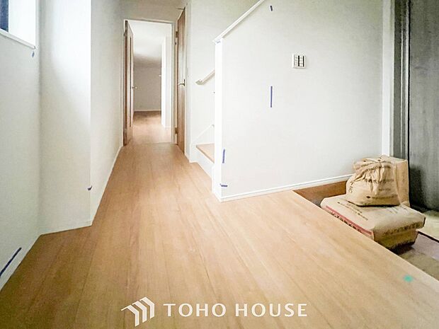 上質感漂う廊下。居住者の帰り、訪れる方を優しく迎え安らぎに満ちた生活空間を予感させます。