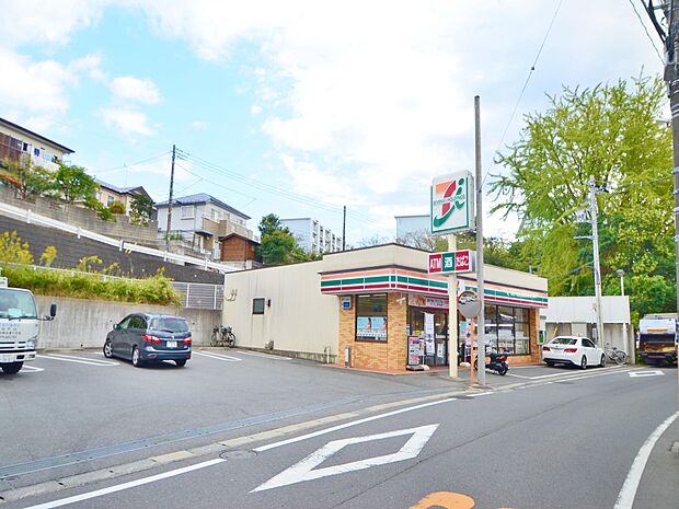 24時間営業。お弁当やお惣菜、パンなどをはじめ、生活用品、お酒、たばこなども取り揃えています。
