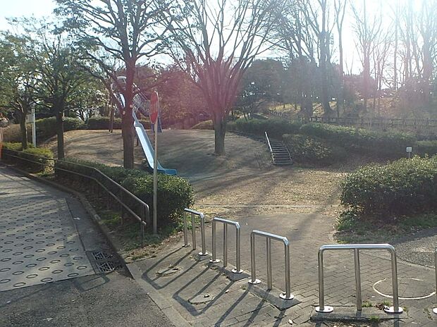 スポーツ施設と遊具と自然が融合した公園で心も体もリフレッシュ!斜面を利用したローラー滑り台も。