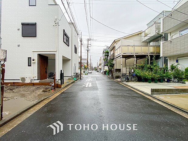 前面道路含む現地写真『快適』は「家」と「街」と「環境」が調和した時に訪れるだと改めて感じさせてくれます。