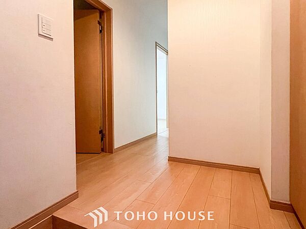 上質感漂う廊下。居住者の帰り、訪れる方を優しく迎え安らぎに満ちた生活空間を予感させます。