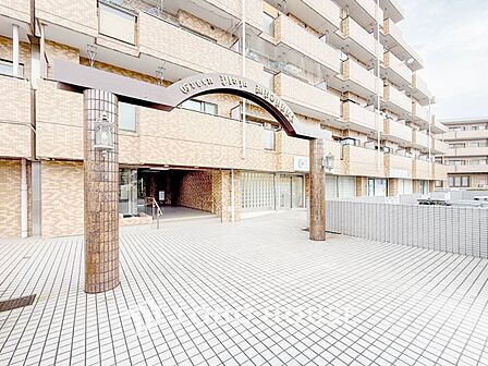 住む人や訪れる人やさしくエスコートする玄関アプローチ。