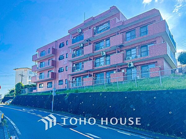 前面道路含む現地写真『快適』は「家」と「街」と「環境」が調和した時に訪れるだと改めて感じさせてくれます。