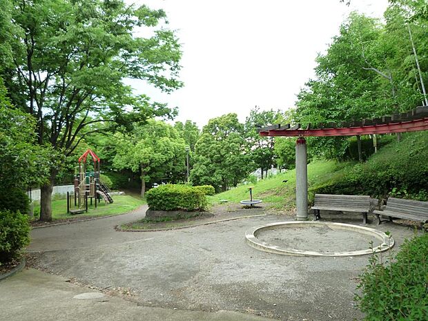 雑木林に囲まれ、気軽に森林浴気分が味わえる敷地の広い公園。