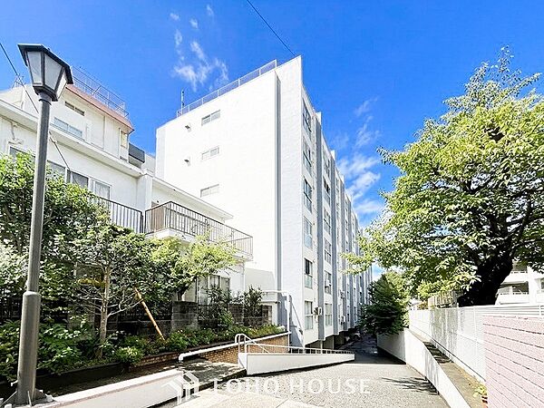 前面道路含む現地写真『快適』は「家」と「街」と「環境」が調和した時に訪れるだと改めて感じさせてくれます。