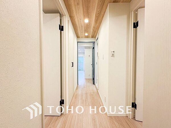 上質感漂う廊下。居住者の帰り、訪れる方を優しく迎え安らぎに満ちた生活空間を予感させます。