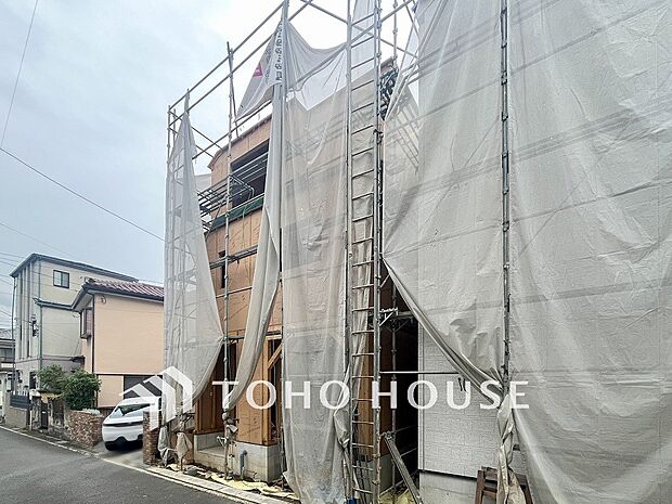 爽やかな青空の下に贅沢なほどに降り注ぐ陽光、豊かな居住性と、クオリティが見事に調和した住空間。