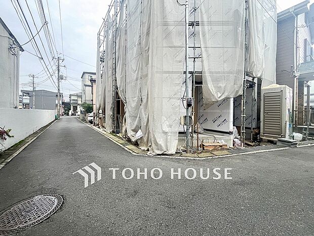 前面道路含む現地写真『快適』は「家」と「街」と「環境」が調和した時に訪れるだと改めて感じさせてくれます。