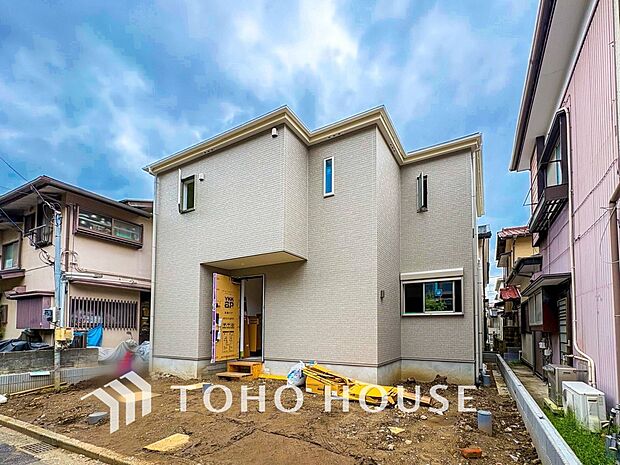 住む人を映し出す洗練された佇まいは、いつまでも輝き続けながらいつしか街の風景に溶け込んでいきます。