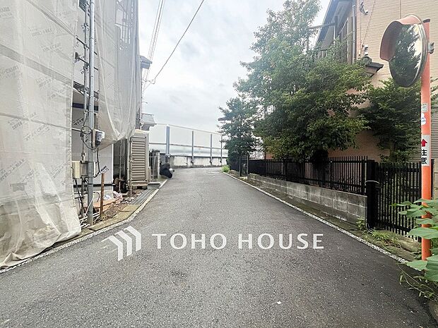 前面道路含む現地写真『快適』は「家」と「街」と「環境」が調和した時に訪れるだと改めて感じさせてくれます。
