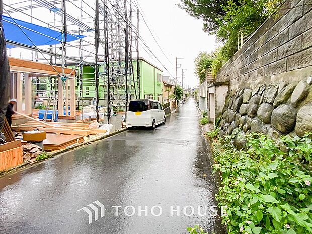 前面道路含む現地写真『快適』は「家」と「街」と「環境」が調和した時に訪れるだと改めて感じさせてくれます。