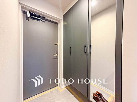 居住者の帰り、訪れる方を優しく迎えてくれる開放感のある玄関。